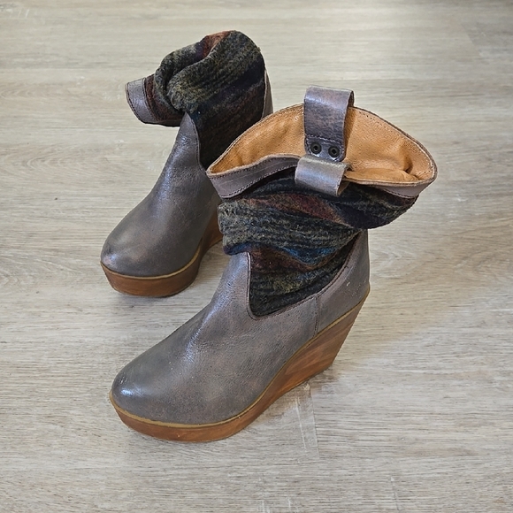 Gray Wedge Ankle Boots with Leather Upper and High Heel - Picture 2 of 6